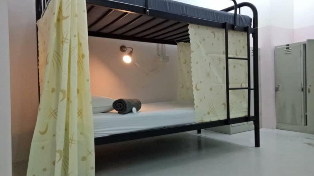Hawk Hotel & Hostel Kuala Lumpur Exterior photo